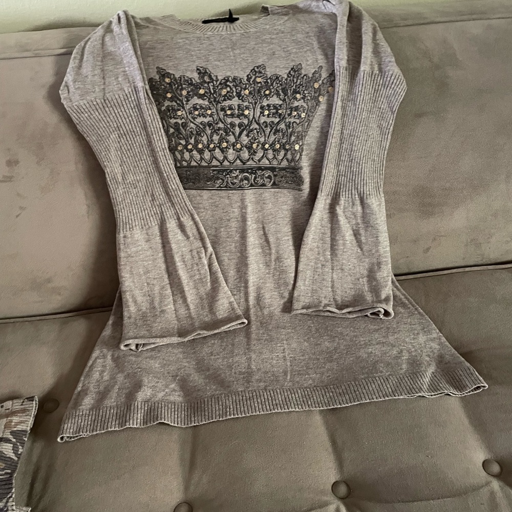 Beautiful top/sweater with nice print long sleeve